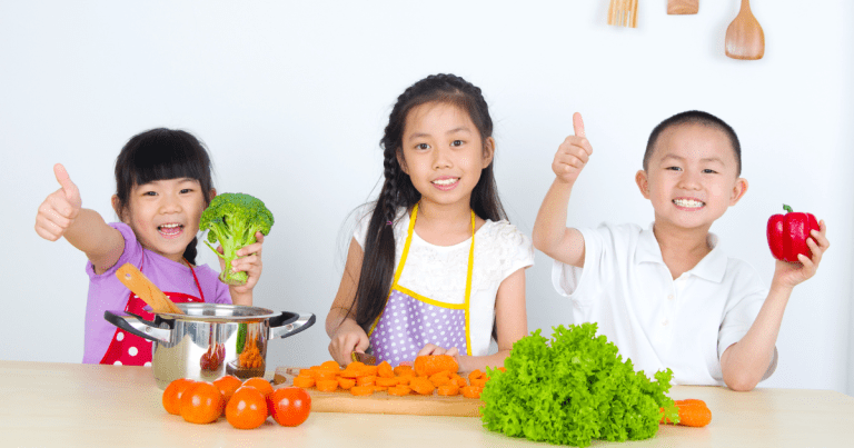 Dạy kỹ năng tự ăn cho trẻ